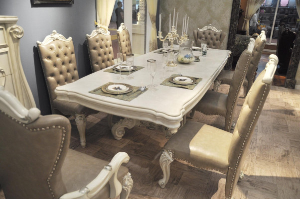 Oude witte eetkamerset Grote eettafel met leren Chesterfield stoelen