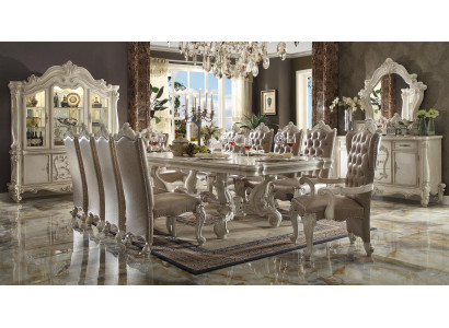 Klassieke eetkamerset in oud wit. Grote eettafel met Chesterfield stoelen.