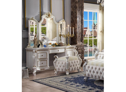 Uitgesneden barok meubelen kaptafel kruk decoratieve spiegel slaapkamer.