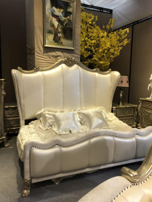 Klassiek bed in barok, rococo, Chesterfield stijl, dubbel leer, hotel, antieke bedden