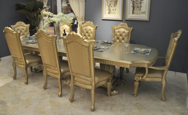 Volledige beige eetkamer omgeving, designer eettafel met stoelen