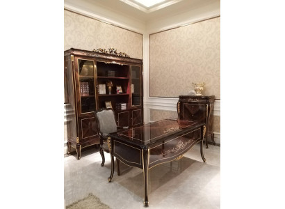 Inrichting van een thuiskantoor: bureau, kast, stoel, 3-delige set met tafel