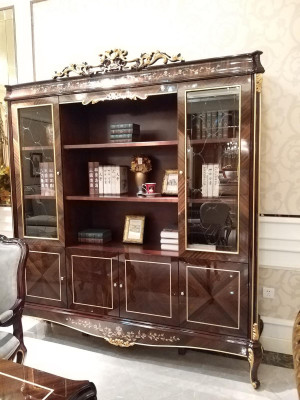 Inrichting van een thuiskantoor: bureau, kast, stoel, 3-delige set met tafel