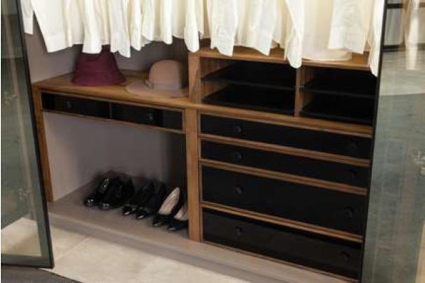 Bruine kledingkast voor slaapkamer met opbergruimte glazen deuren.