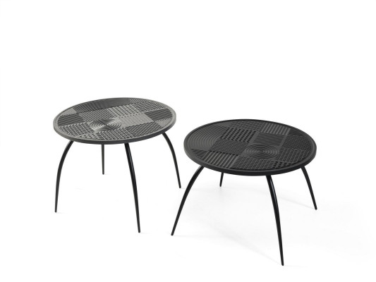 Originele zwarte ronde salontafel met een gesneden tafelblad.
