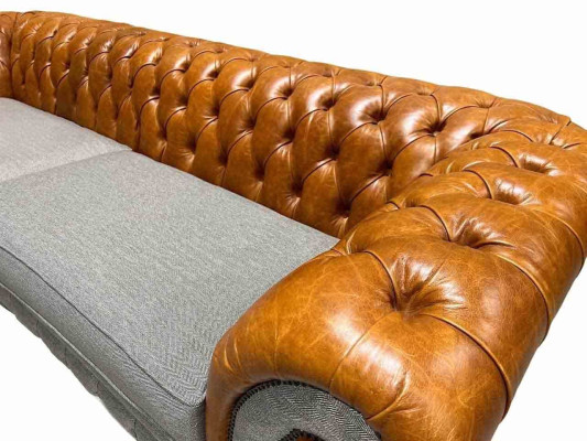 Klassieke 4-zits Chesterfield bank in bruin - hoogwaardig textiel en elegant lederen design