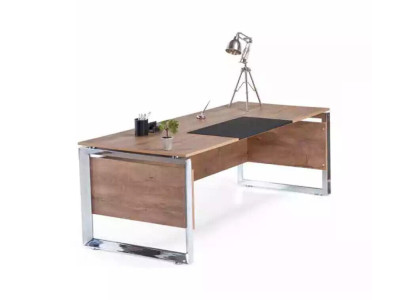 Moderne bruine bureau, kantoormeubels, houten ontwerpstijl voor thuiswerkplek