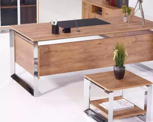 Moderne bruine bureau, kantoormeubels, houten ontwerpstijl voor thuiswerkplek