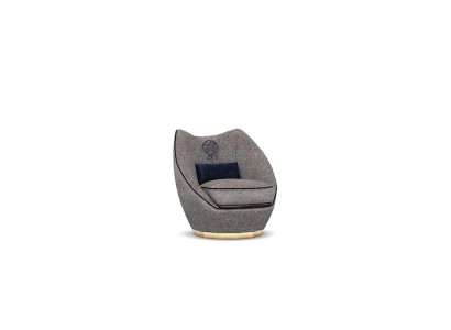 Luxe grijze fauteuil gestoffeerd met textiel voor de moderne inrichting van de woonkamer.