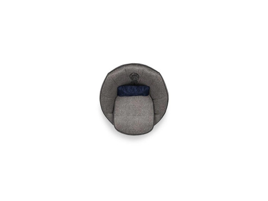 Luxe grijze fauteuil gestoffeerd met textiel voor de moderne inrichting van de woonkamer.