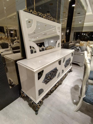 Hoogwaardige elegante commode met spiegel met stijlvol uiterlijk.