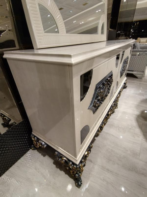 Hoogwaardige elegante commode met spiegel met stijlvol uiterlijk.