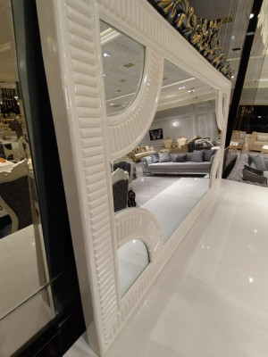 Hoogwaardige elegante commode met spiegel met stijlvol uiterlijk.