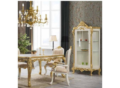 Luxe eetkamerstoel in beige-witte tinten met gouden accenten, klassiek ontworpen