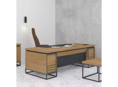 Werkkamer houten bureau directeursbureau computertafel kantoormeubilair