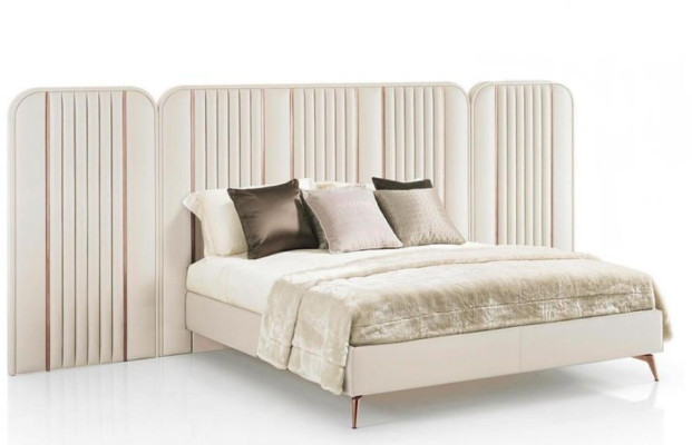 Slaapkamer, tweepersoonsbed, beige bedframe, kingsize bed, luxe meubels