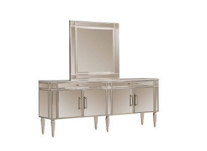 Beige eetkamercommode met spiegel, luxe dressoir, houten meubels, kostbare commodes.