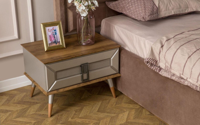 Bruine slaapkamerset Exclusief tweepersoonsbed 2x houten nachtkastjes 3-delig.