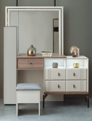 Witte kaptafel van glas met spiegel, luxueuze poef, moderne meubels.