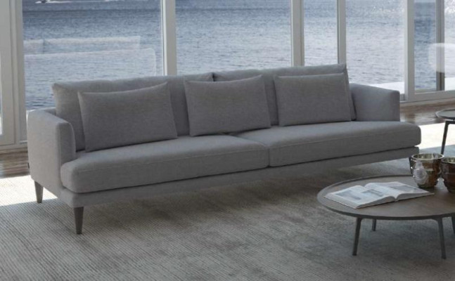 Grote woonkamerset met driezitsbank, fauteuil en salontafels. Grijze houten meubels.