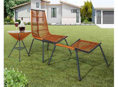 Modern set voor in je tuin bestaande uit een stoel, een poef en een bijzettafel.