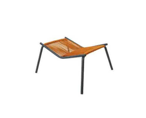 Modern set voor in je tuin bestaande uit een stoel, een poef en een bijzettafel.