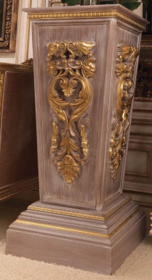 Klassieke vaas met een chic bruine kleur past bij het terras van de woonkamer.