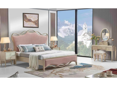 Stijlvol tweepersoonsbed in adembenemende roze kleur met twee nachtkastjes.