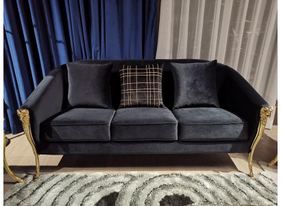 Driepersoons bank gestoffeerd meubilair fluweel luxe inrichting stoffen bankstellen.
