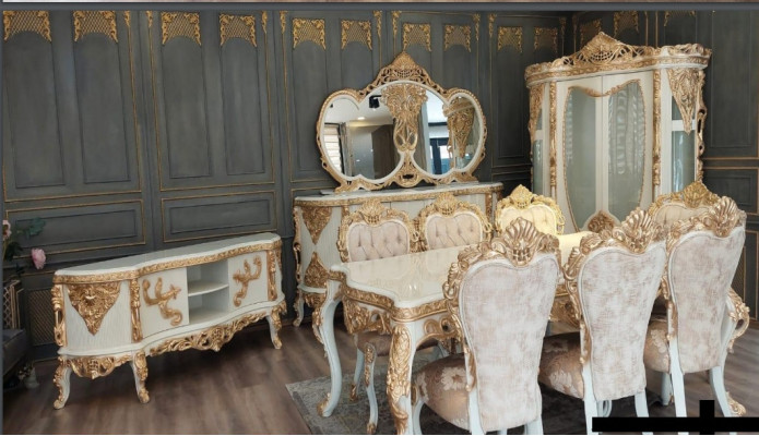 Koninklijke eetkamerset met vergulde snijwerken