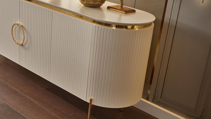 Bestaat uit eetkamerset Bestaat uit beige kleur dressoir en spiegel