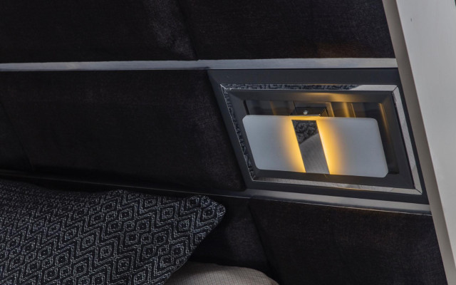 Grijze slaapkamermeubels Ontwerpbed 2 nachtkastjes Houten kast 4-delig