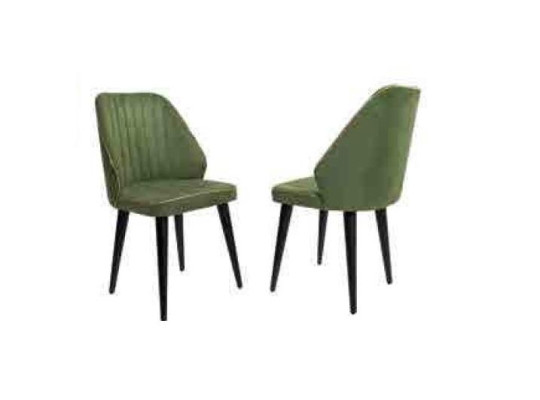 Groene stoel op zwarte houten poten voor de eetkamer, nieuw comfortabel model.