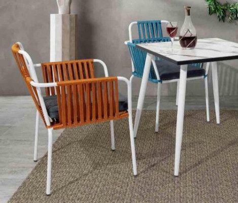 Originele stoelen in een lichte oranje kleur op witte poten van roestvrij staal met een zacht kussen.