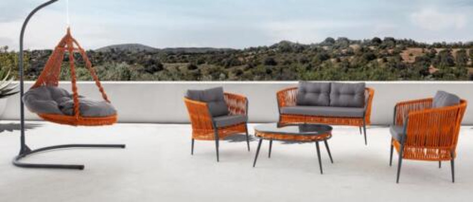 Oranje tuinmeubels, tweezitsbank, fauteuil, salontafelset.