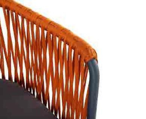 Oranje tuinmeubels, tweezitsbank, fauteuil, salontafelset.