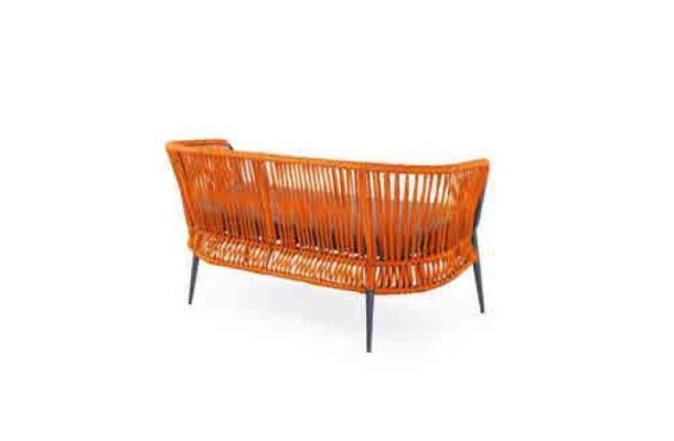 Oranje tuinmeubels, tweezitsbank, fauteuil, salontafelset.