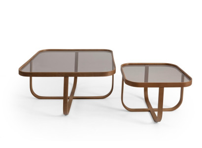 Bruin woonkamer set met 2 salontafels. Modern design, compleet ingericht.