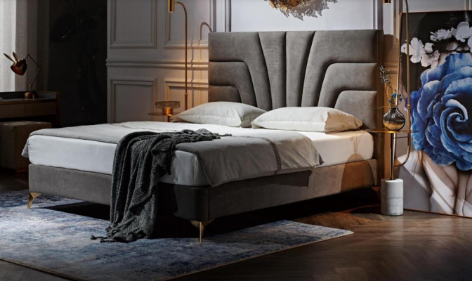 Hotel met luxe bed, tweepersoons bed, slaapkamerdesignmeubels van hout, nieuw luxe bedden.