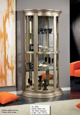 Klassieke vitrinekast met glazen front, houten behuizing, luxe bruin voor in de woonkamer.