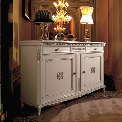Klassieke antieke stijl dressoir met houten kast en buffetkast in het wit nieuw