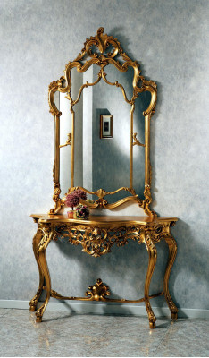 Spiegelconsole in landelijke stijl met spiegelkaptafel en spiegeltafel in goudkleur.