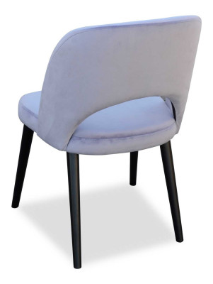 Luxe design gestoffeerde eetkamerstoel met houten zitting en leuning, nieuw.