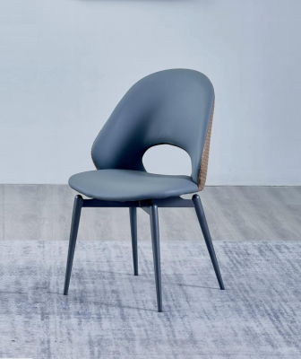 Grijze eetkamerstoelen met één zitplaats ontworpen door een luxe houten meubeldesigner.