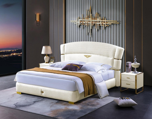 Houten design bed, luxe tweepersoonsbed. Moderne hotelconstructie slaapkamer.