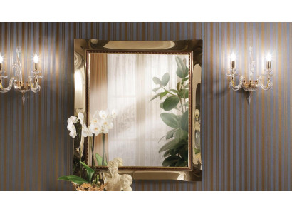 Klassieke wandspiegel met houten frame, spiegelsmeubels, hangspiegel, glasframe aan de muur.