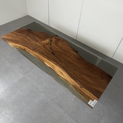 Luxe epoxyhars eettafel River Table echt hout massief design tafels.