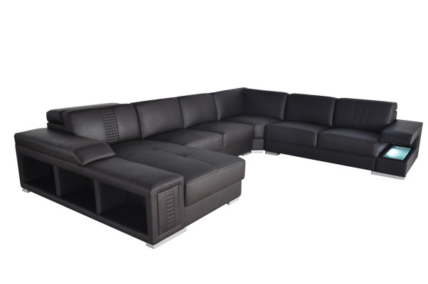 Woonomgeving met een U-vormige design hoekbank.