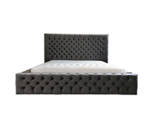 Chesterfield grijs tweepersoons slaapkamer houten meubeldesign elegante bekleding stof