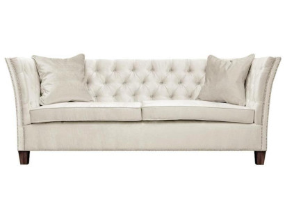 Chesterfield tweezits lichtgrijze stoffen woonkamer designbank creatief.